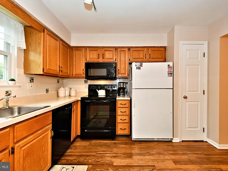 800 Beacon Ct — Photo 21