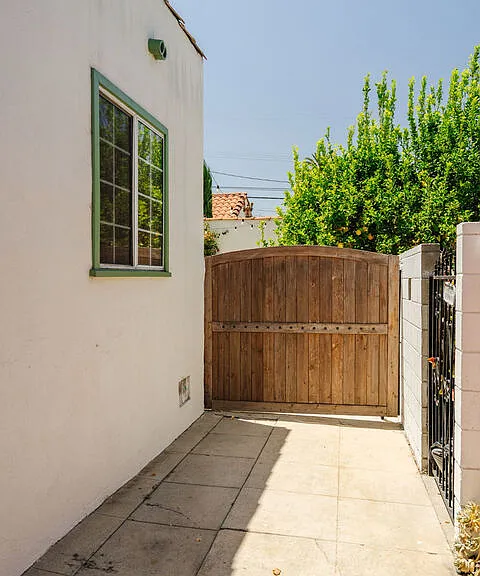 2735 Clyde Ave — Photo 61