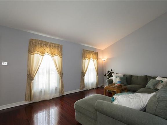 3rd image of 827 Parker Dr