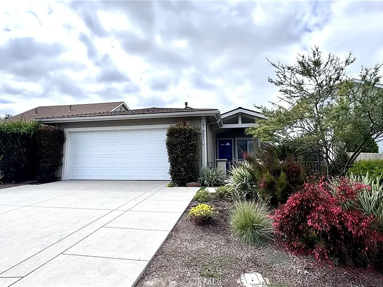 27651 Soltero — Photo 1