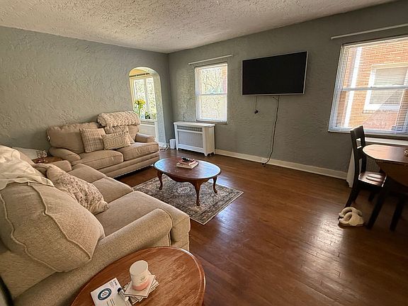 3rd image of 3870 Beechwood Blvd #1