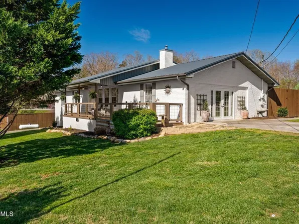 3135 Laurelwood Ln, Sevierville, TN 37862