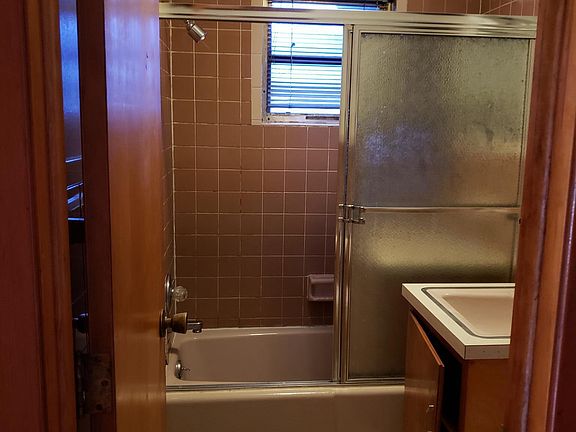 3rd image of 207 E Chestnut St APT 4