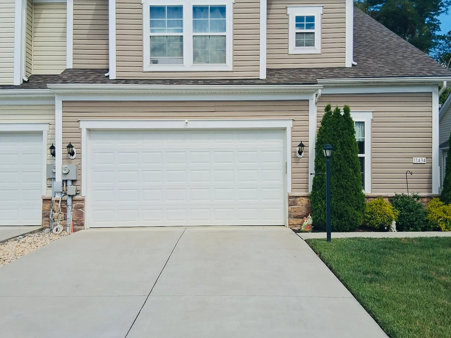 4 bed, 2.5 bath, 2529 sqft, $1,400 — Photo 1