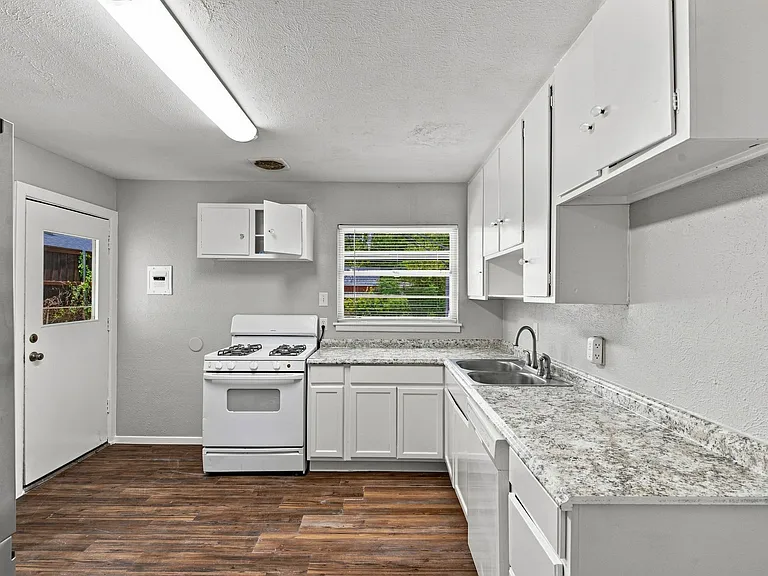 1005 Belvedere Dr — Photo 3