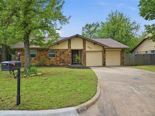 604 SW 25th St, Moore, OK 73160
