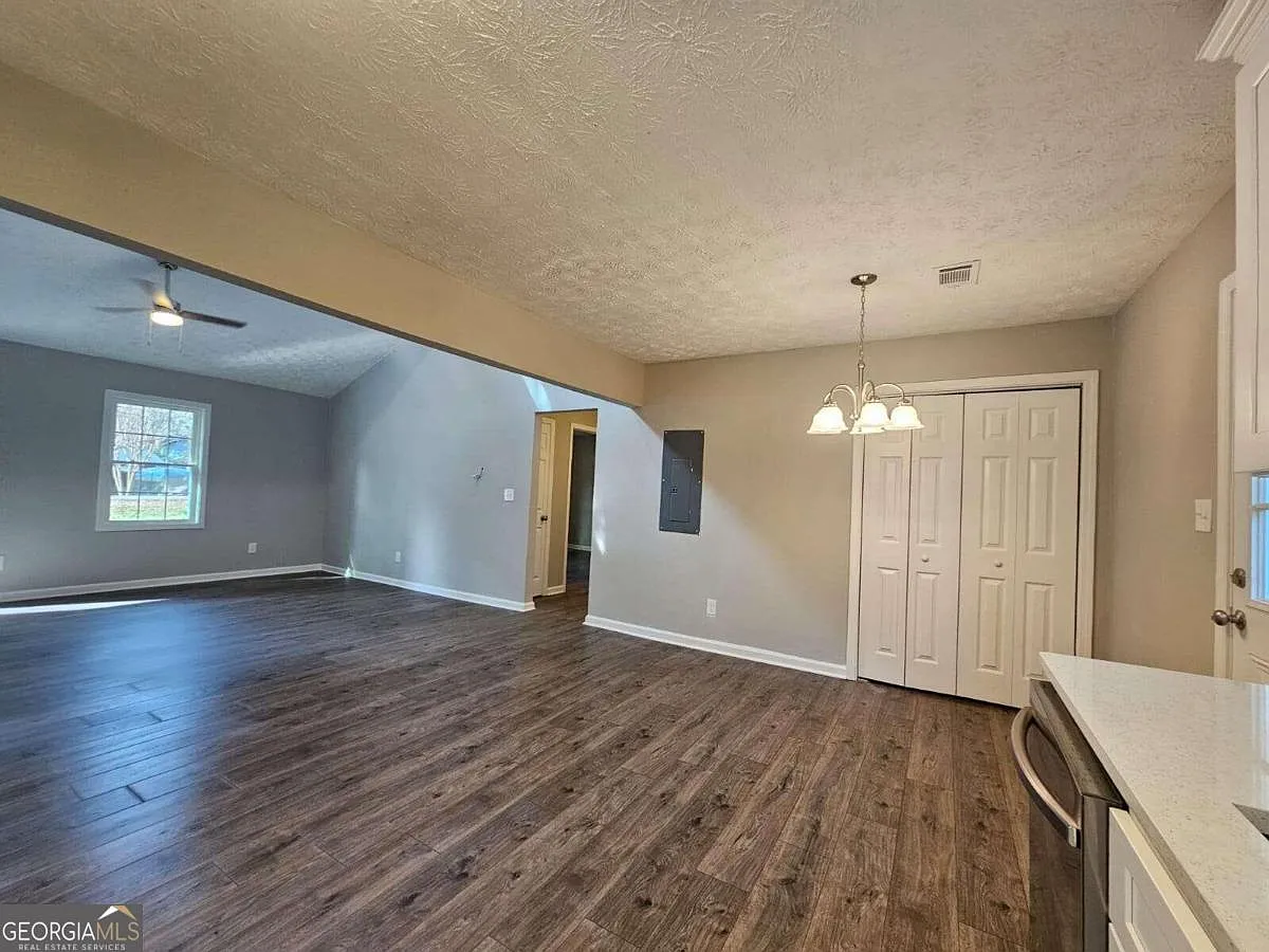 162 Ashmore Dr — Photo 3