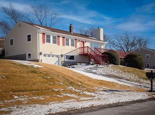 9 Algonquin Dr, Middletown, RI 02842