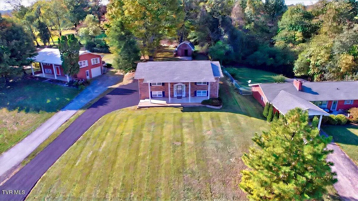 3 bed, 2592 sqft, $2,500 — Photo 4