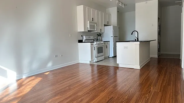 1 bed, 850 sqft, $2,400 — Photo 2