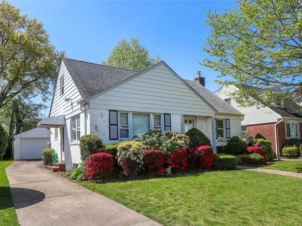 118 Laurel Drive, New Hyde Park, NY 11040