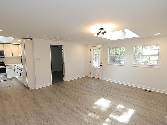 3rd image of 3318 Gibbs Ln