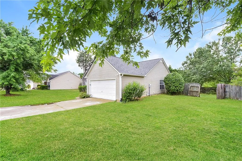 3 bed, 2.0 bath, 1436 sqft, $2,065 — Photo 3
