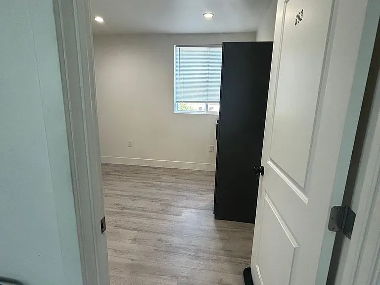 1571 W 37th Pl — Photo 24