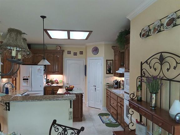 5th image of 914 Country Creek Ln