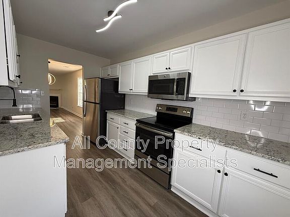 3rd image of 122 Hounds Ct S
