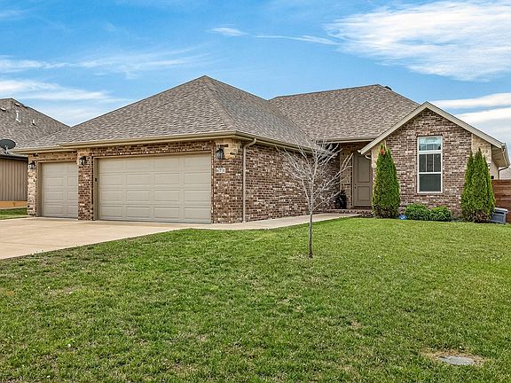 2nd image of 671 N Maplewood Hills Road