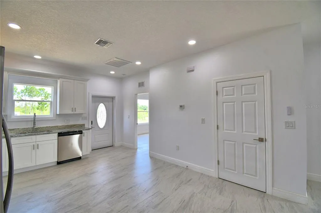 3 bed, 2.0 bath, 1220 sqft, $1,800 — Photo 4