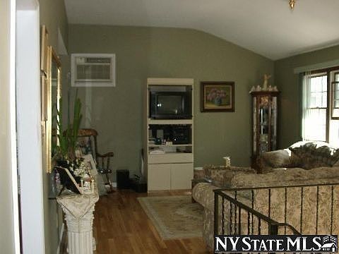 2nd image of 9 Nantucket Ln