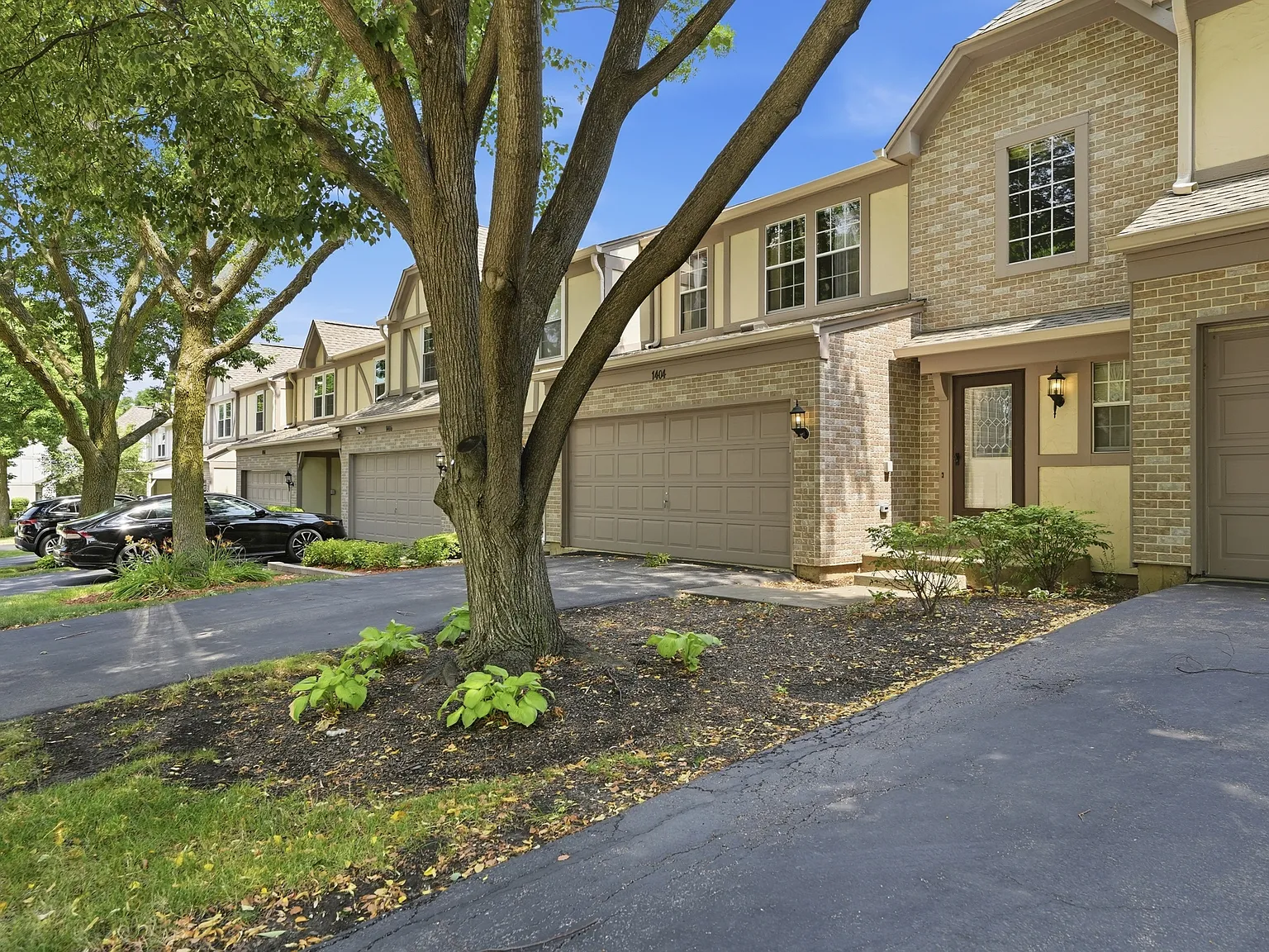 3 bed, 2.5 bath, 2466 sqft, $3,200 — Photo 2