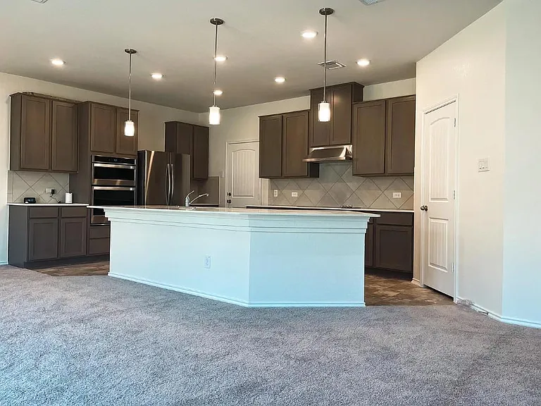 704 Zelia Gln — Photo 2