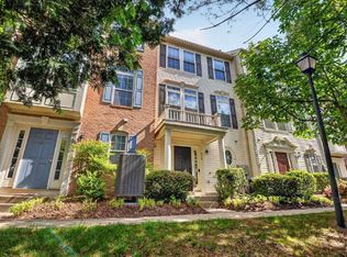 978 Harrison Cir, Alexandria, VA 22304