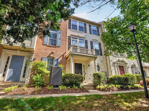 978 Harrison Cir, Alexandria, VA 22304