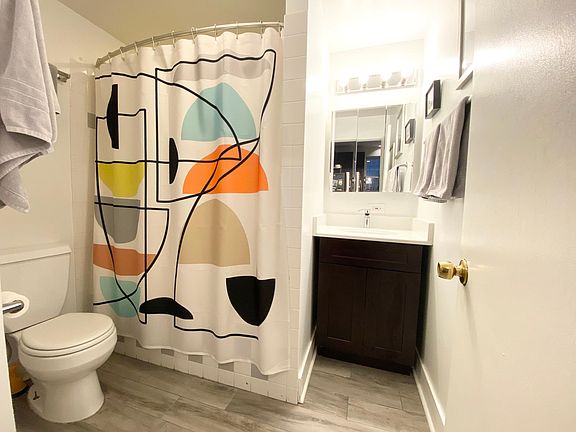 4th image of 1425 N Wood St #1B