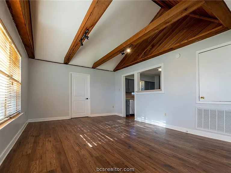 704 Edgemore Dr — Photo 6