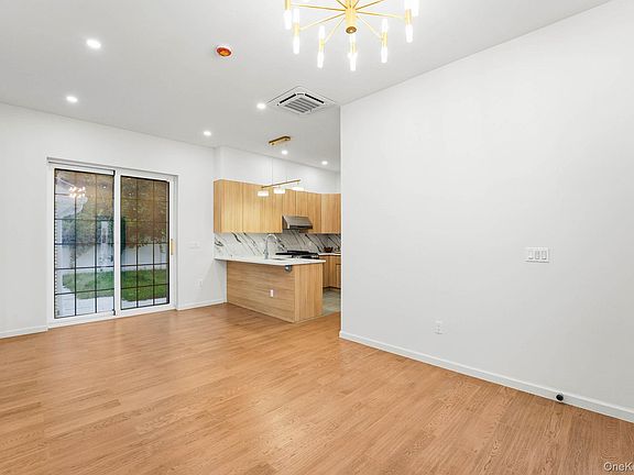 4th image of 15033 Hawtree Street
