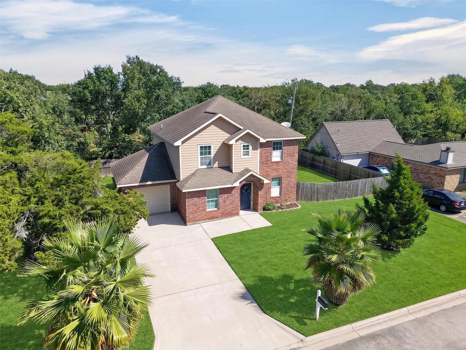 4 bed, 2.5 bath, 1996 sqft, $2,300 — Photo 2
