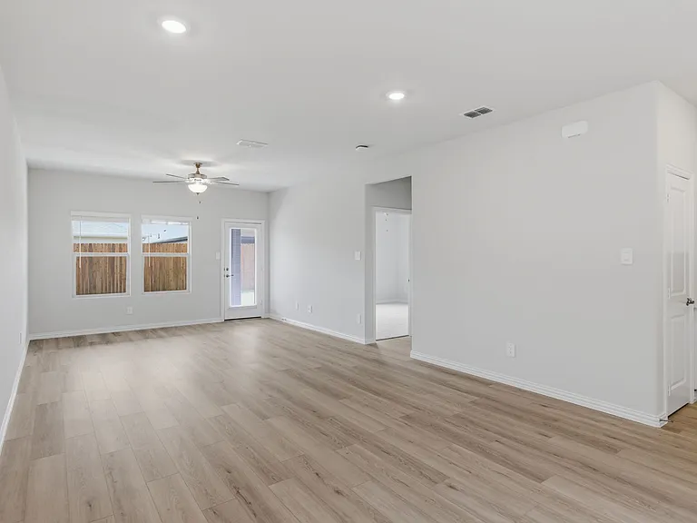 501 Green Gables Dr — Photo 4