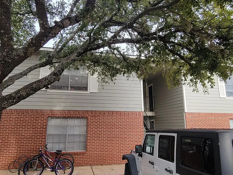 734 Meadow Ln — Photo 1