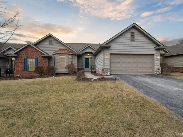 6062 Green Ash Dr #36, Brighton, MI 48116