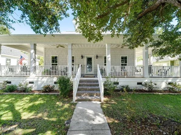 212 Lakeshore Drive, Lake Waccamaw, NC 28450