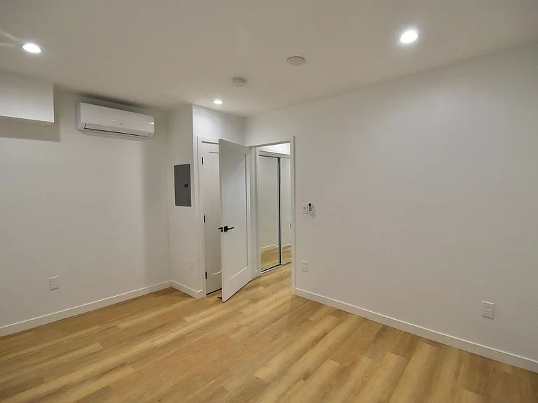 12241 Burbank Blvd — Photo 29