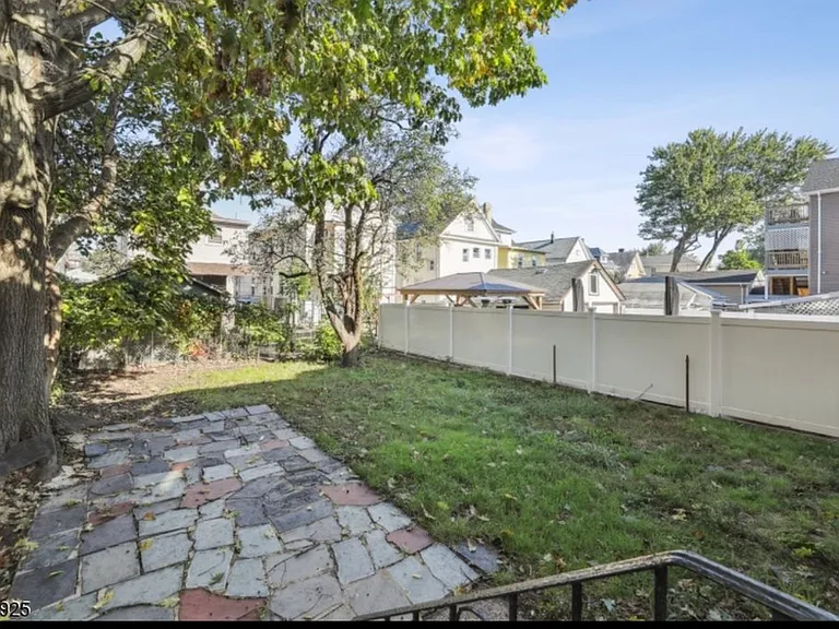 737 Linden Ave — Photo 19