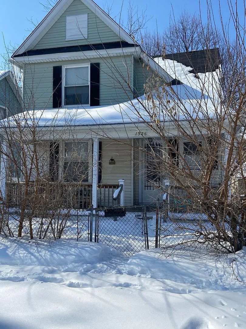 Large house — Photo 2