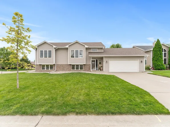 585 Fox Cir, Dakota Dunes, SD 57049