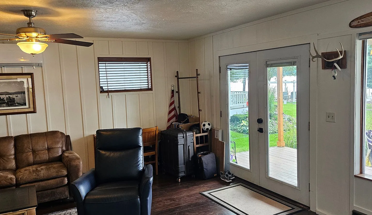 3 Bed 2 Bath Newman Lake Home on the water with beach, dock and boat slip — Photo 4