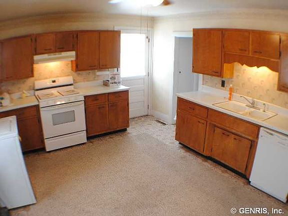 5th image of 226 Pleasant St