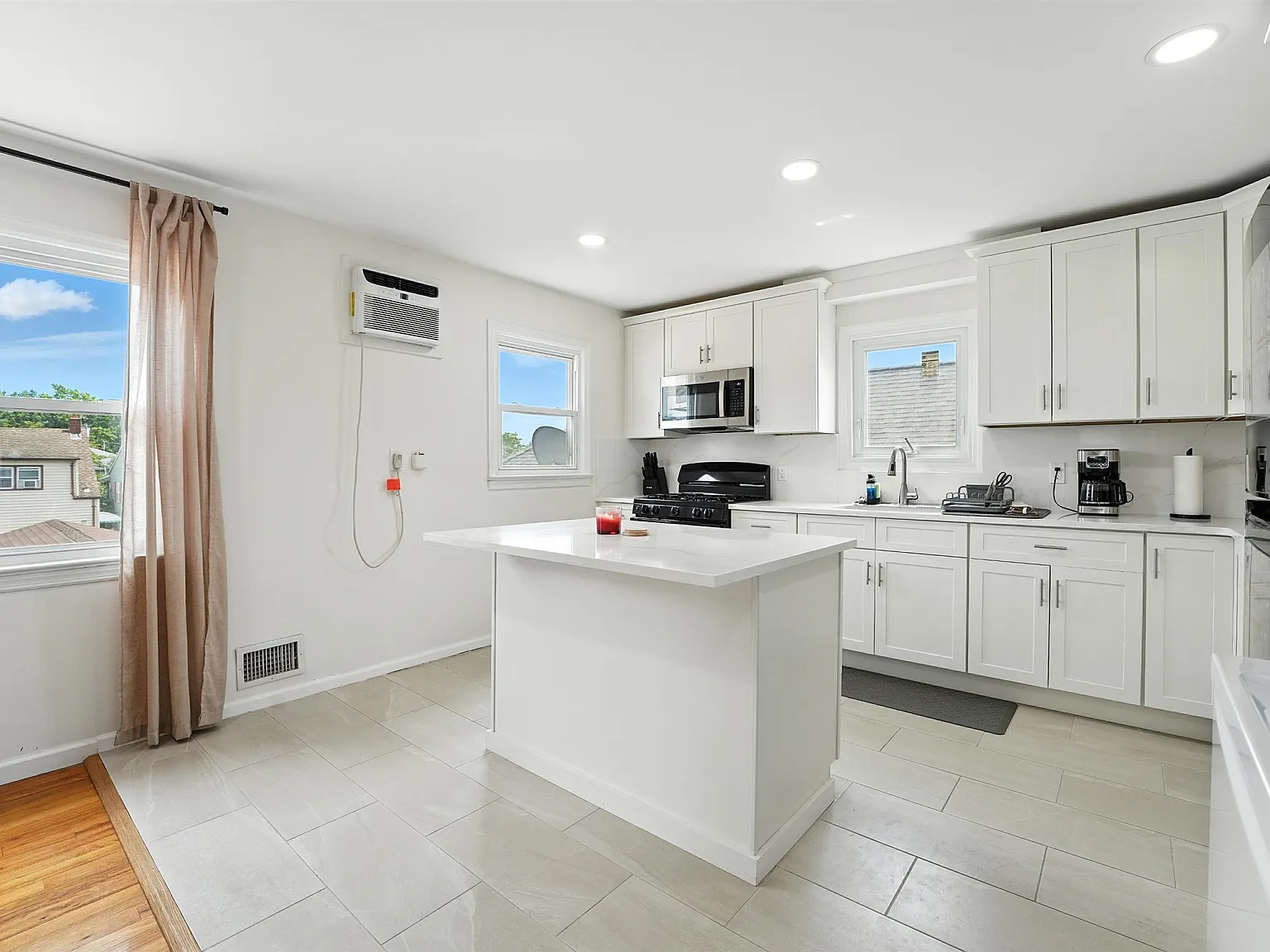 2 bed, 1.0 bath, $2,450 — Photo 2