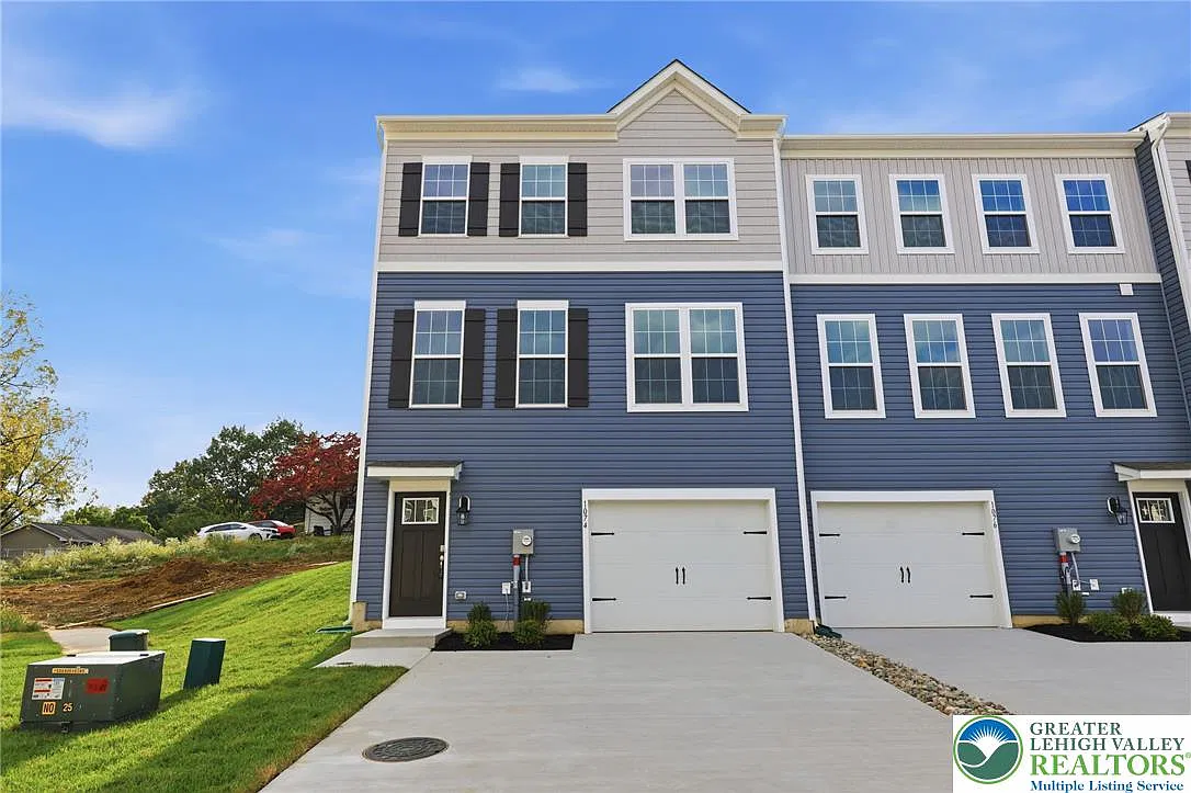 3 bed, 2.5 bath, 2208 sqft, $3,100 — Photo 1
