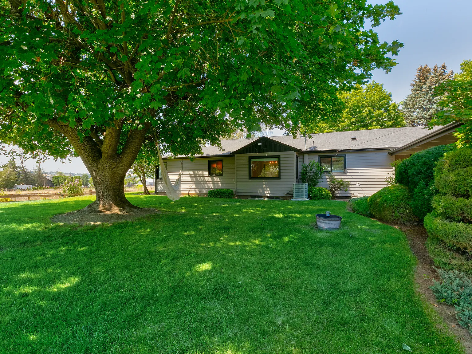 3 bed, 2800 sqft, $2,850 — Photo 2