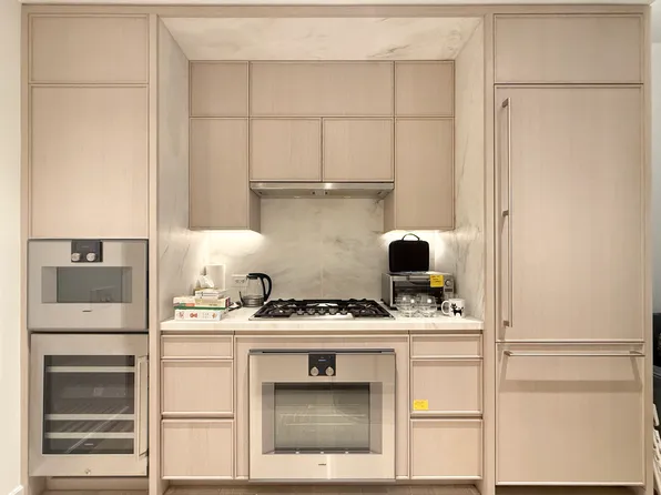 138 East 50th Street image 1 of 7