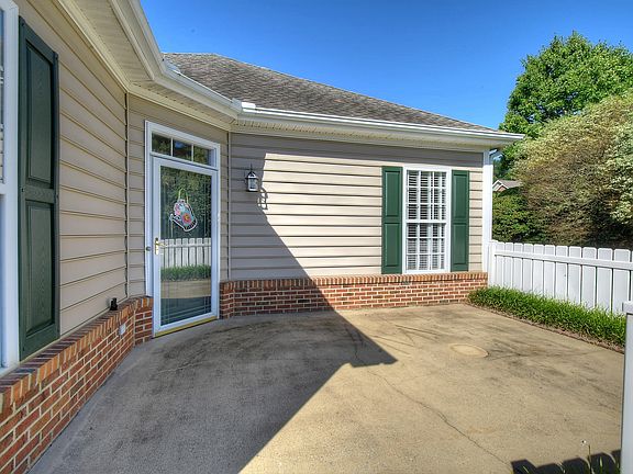 4th image of 211 Avonlea Pl