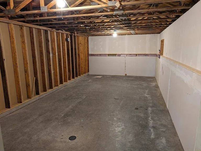 3740 Mission Rd NE — Photo 8