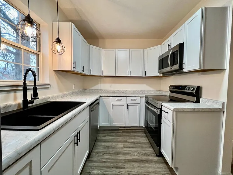 421 S Chestnut St — Photo 5