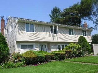 1055 N New York Dr, Massapequa, NY 11758