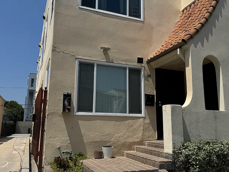 1147 Gordon St — Photo 2